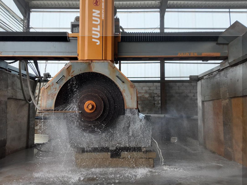 Granite cutting machine with water spray Granite cutting machine with water spray