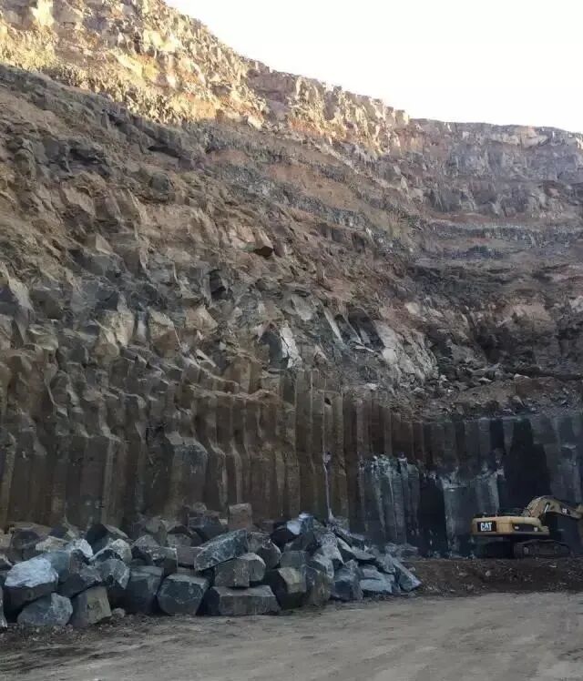 Northern China Mongolian Black Granite Quarry Traditional northern China quarry supplying Mongolian Black granite blocks